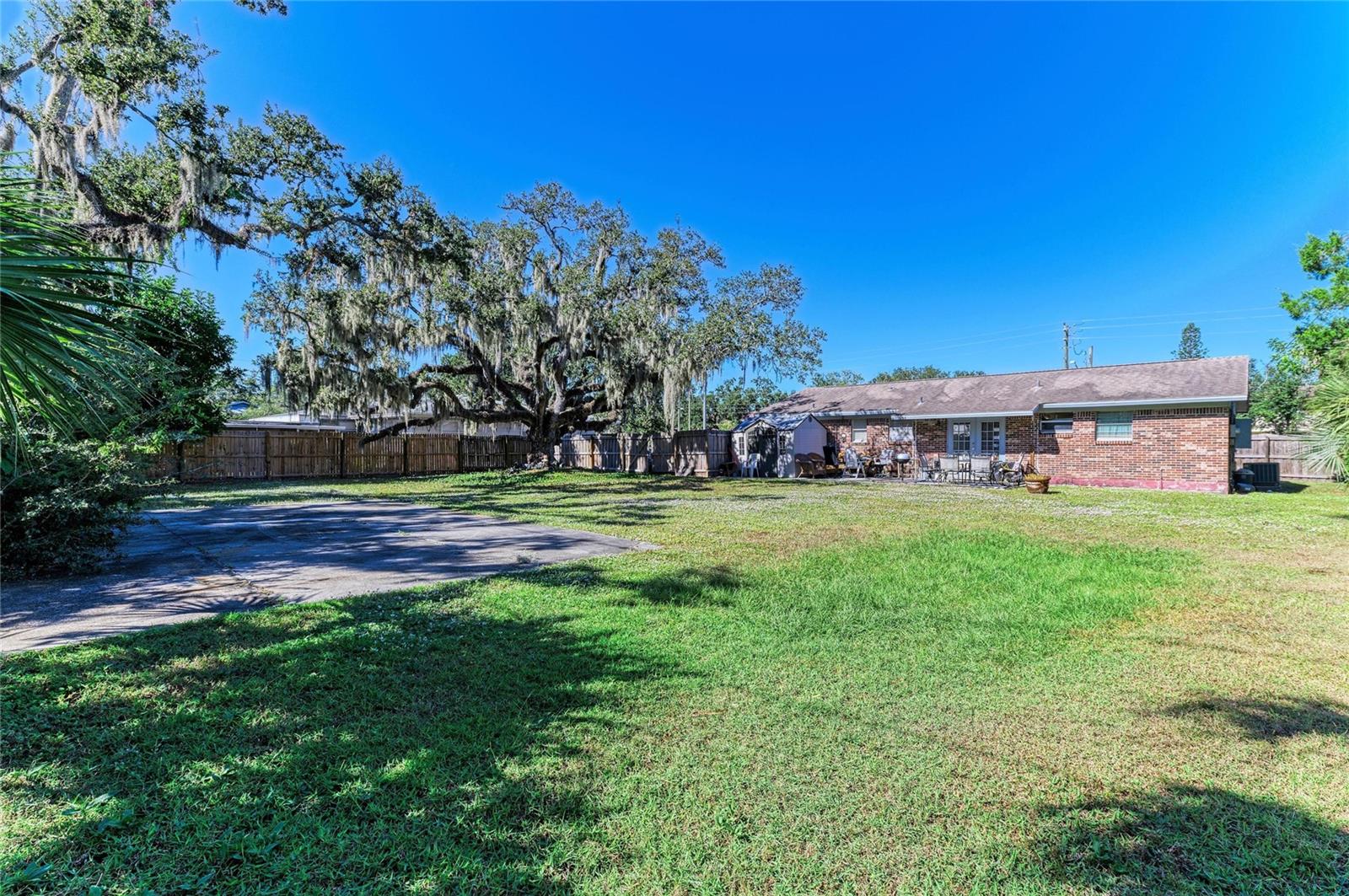 WEST BEARDED OAKS - Residential