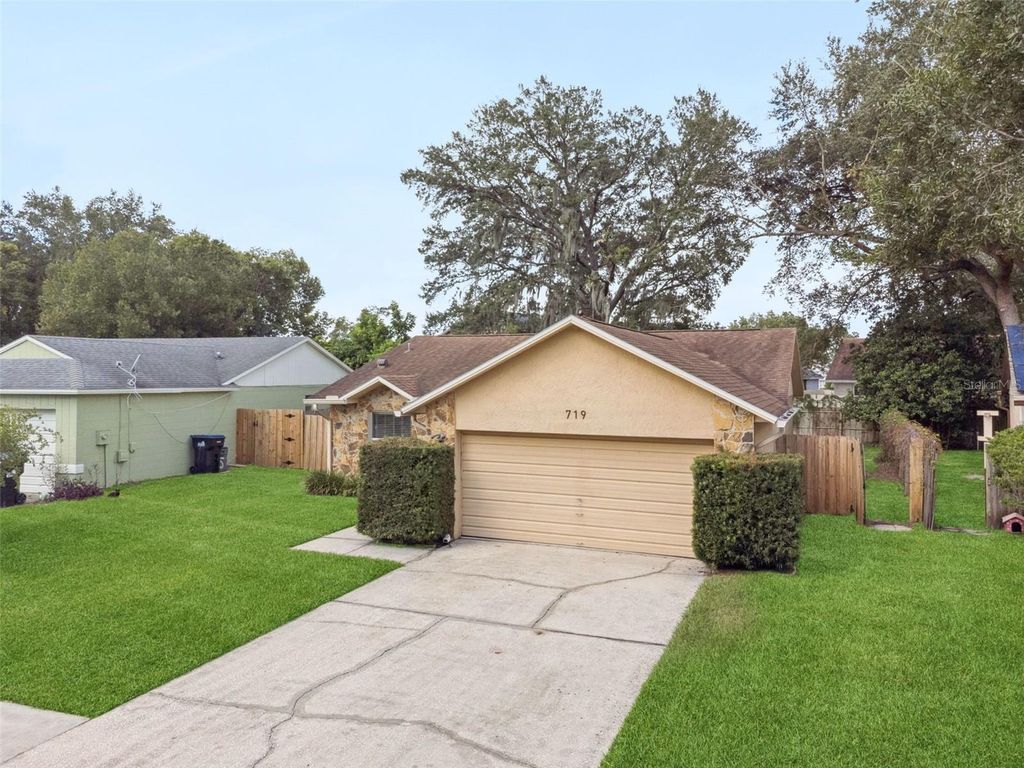 Photo of 719 Oak Manor Circle, Orlando, FL 32825 (MLS # O6349750)