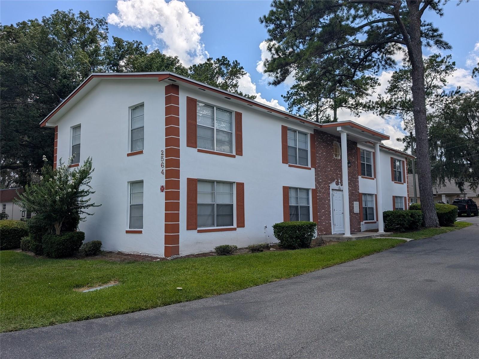 Desirable 2 bedroom 1 bath upstairs unit in well located Springwood Village. Super nice kitchen with granite countertops. Laminate floors with tile in bath and kitchen. Community features swimming pool, tennis courts and community center that is available for private parties. Outstanding in town location provides great access to Ocala and the Villages.