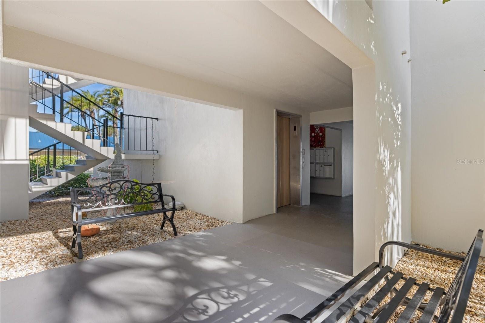 COUNTRY CLUB APTS - Residential