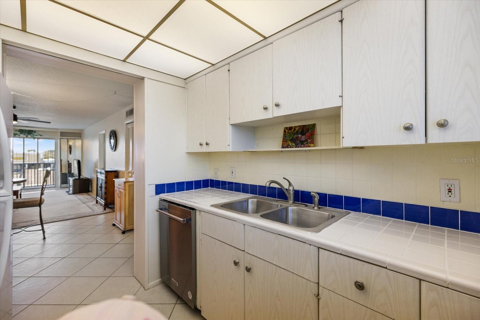 COUNTRY CLUB APTS - Residential