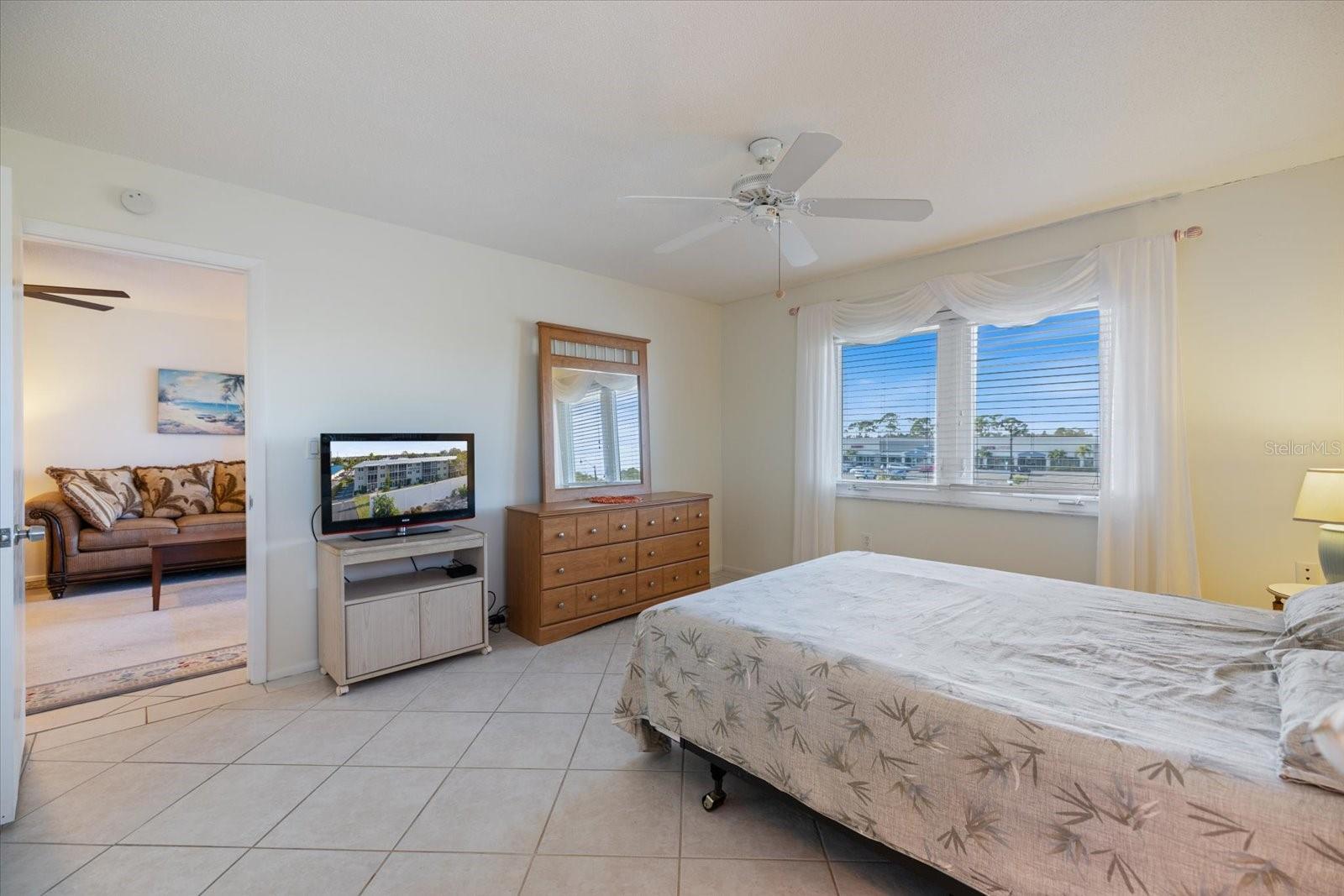 COUNTRY CLUB APTS - Residential