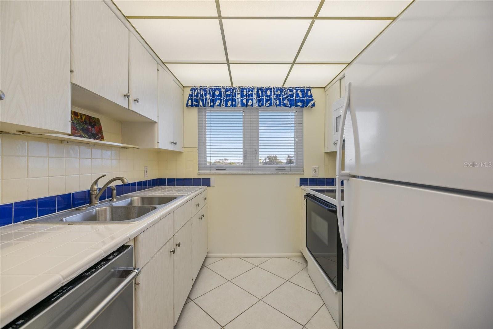 COUNTRY CLUB APTS - Residential