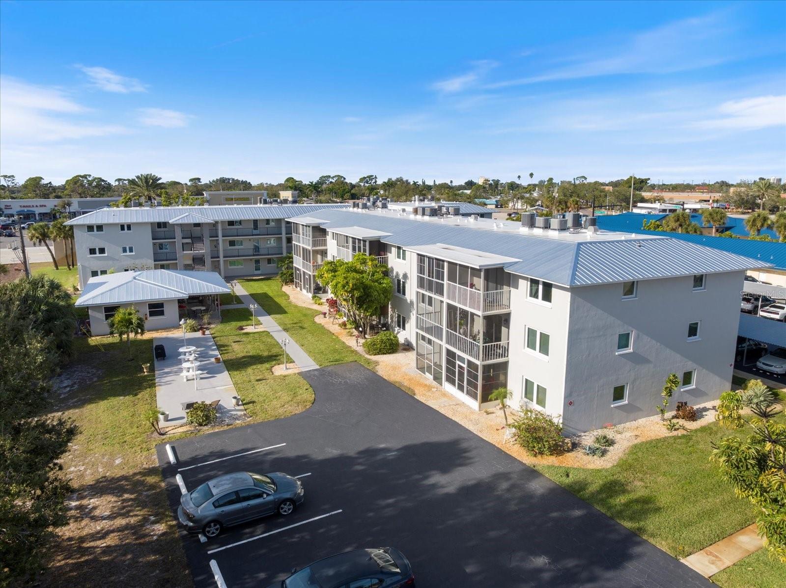 COUNTRY CLUB APTS - Residential