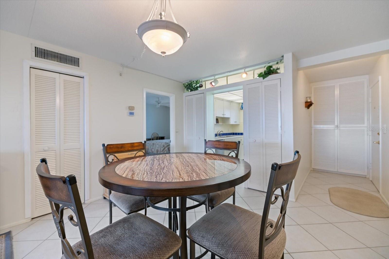 COUNTRY CLUB APTS - Residential