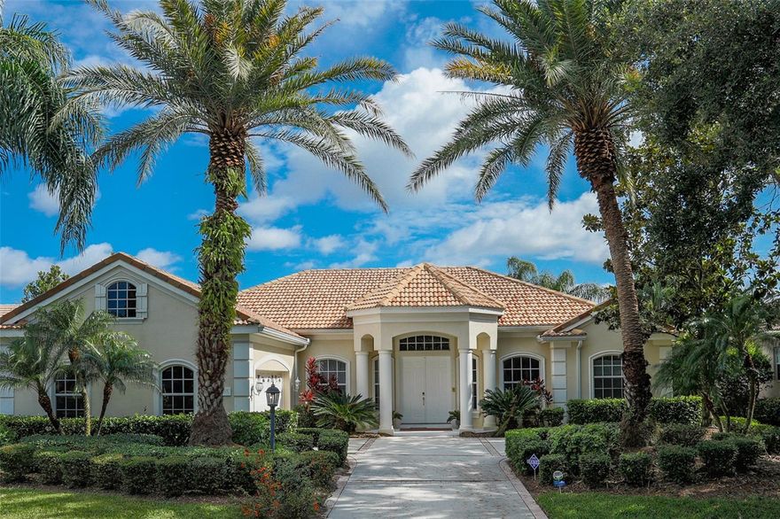 UPCC/SARASOTA/GOLF Fabulous House in University Park Golf and Country Club...Step into this luxury four bedroom home with an office and a formal living room plus dining room. The home overlooks a beautiful screened pool and a lake. The perfect house for your stay in this upscale golfing community. Four bedrooms and three bathrooms, spacious master bedroom overlooking the pool and lake, with a king size bed. The other three bedrooms have queen size beds and there is an office situated near the master bedroom. Spacious rooms in the house and an attached oversized garage with room for a golf cart! UNIVERSITY PARK SINGLE FAMILY FURNISHED HOME, LAKE VIEW & POOL.