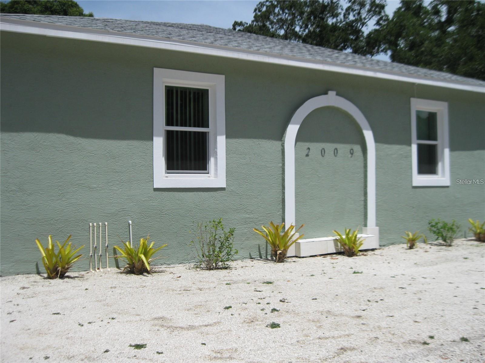 NEAR DOWNTOWN SARASOTA. 1 Bedroom/Kitchen-Living Room Combo/1 Bath Clean First Floor Apartment (4 Apts. In Bldg.). Light and Bright tasteful decor. Kitchen has granite countertops, glass top range, built-in microwave, disposal, refrigerator, and a stack washer and dryer in laundry closet. Ceramic Tile Flooring Through Out. Blinds. MOVE-IN READY! Ample On-Site Parking. Centrally located to downtown Sarasota, banks, shopping, dining, entertainment, medical, worship, and don't forget our beautiful local sandy beaches a short drive away.
NONSMOKERS - No Smoking by tenant or guests in home or on property. NO PETS. First month's rent $1,450, Security Deposit $1,500 + $60 Background Check.