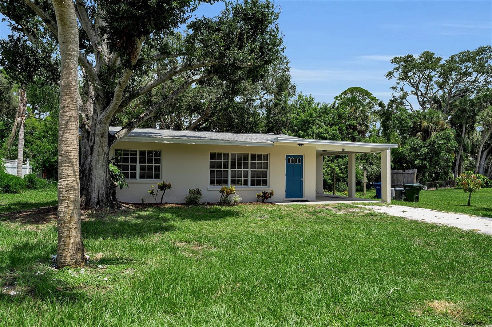 516 LAUREL ROAD W