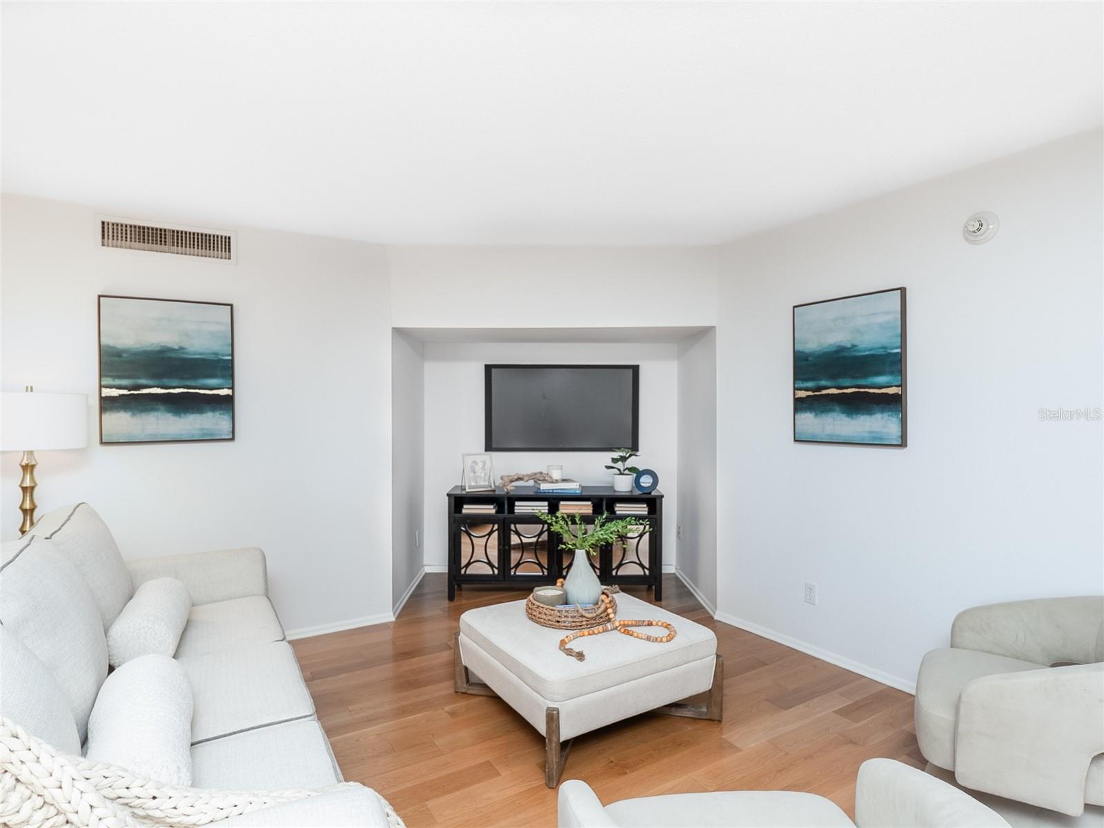 REGENCY HOUSE - Residential