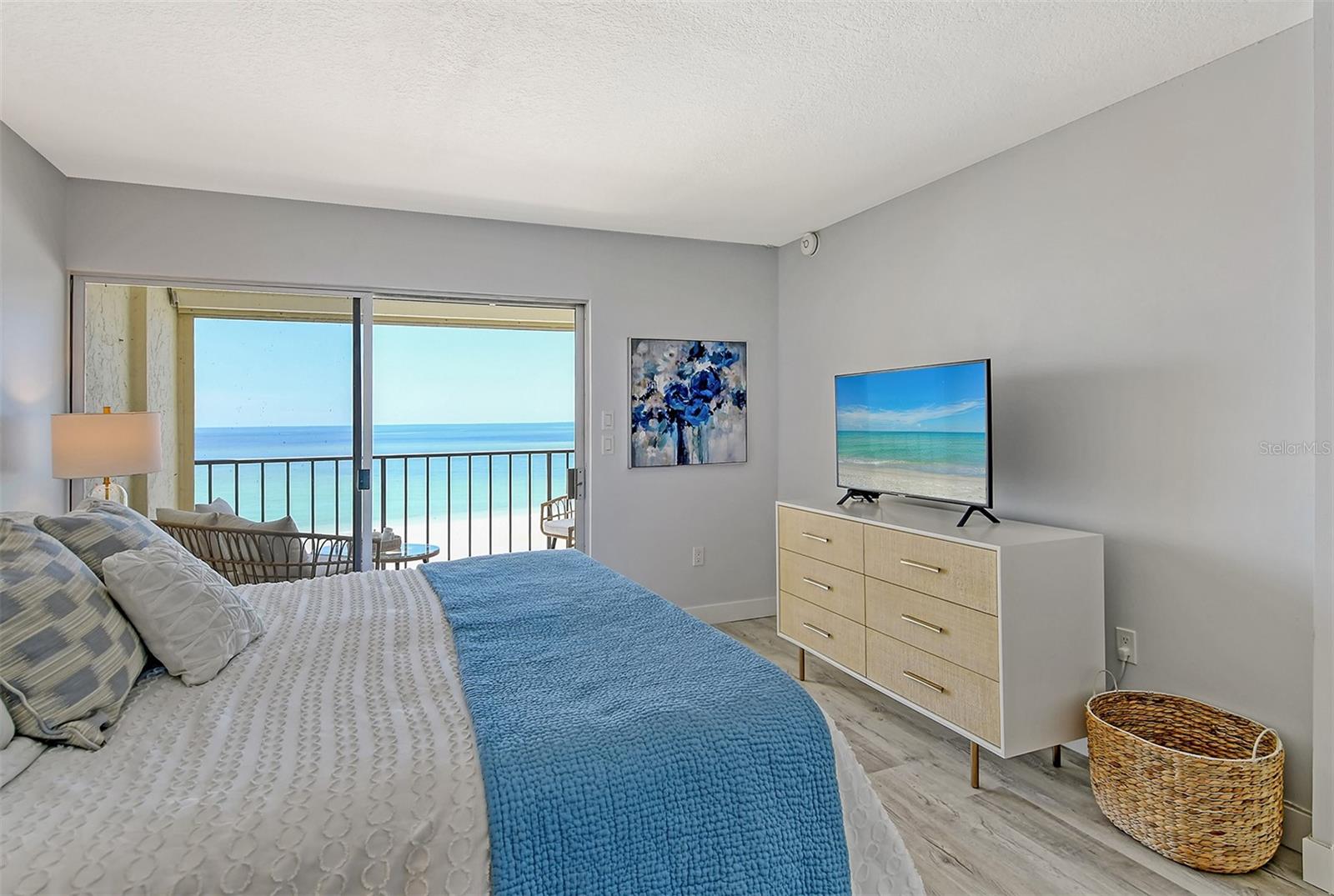 WHISPERING SANDS - Residential