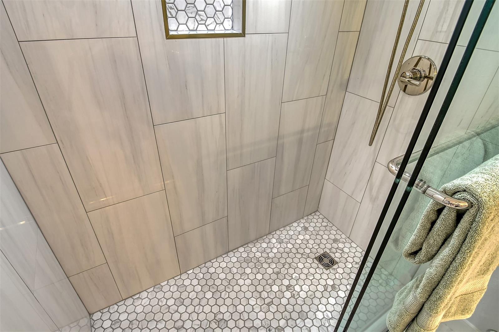 WHISPERING SANDS - Residential