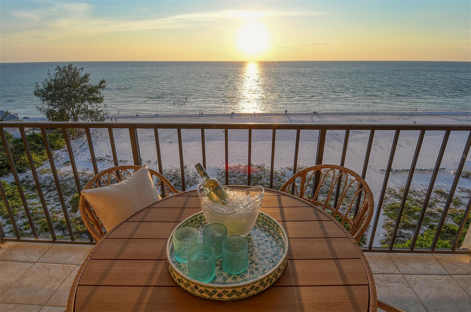 WHISPERING SANDS - Residential