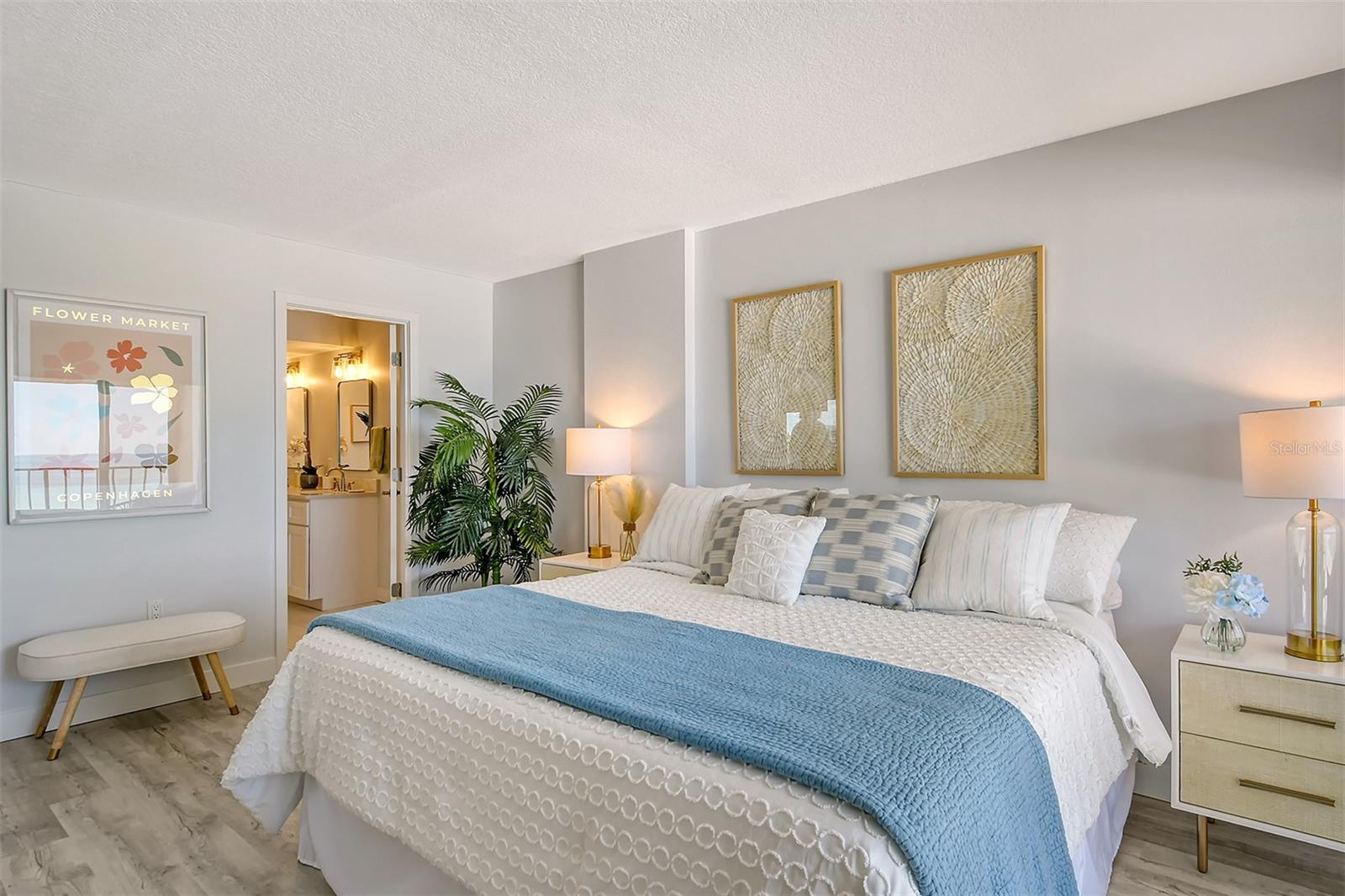 WHISPERING SANDS - Residential