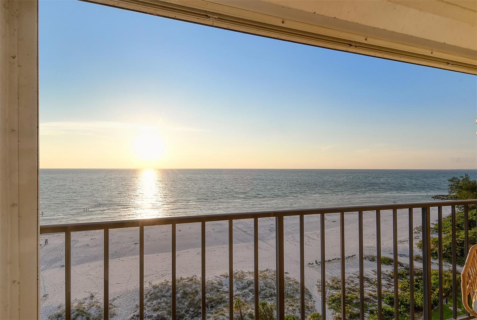 WHISPERING SANDS - Residential