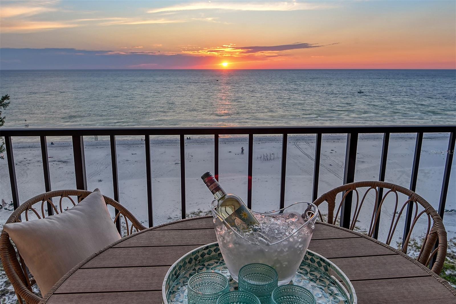 WHISPERING SANDS - Residential