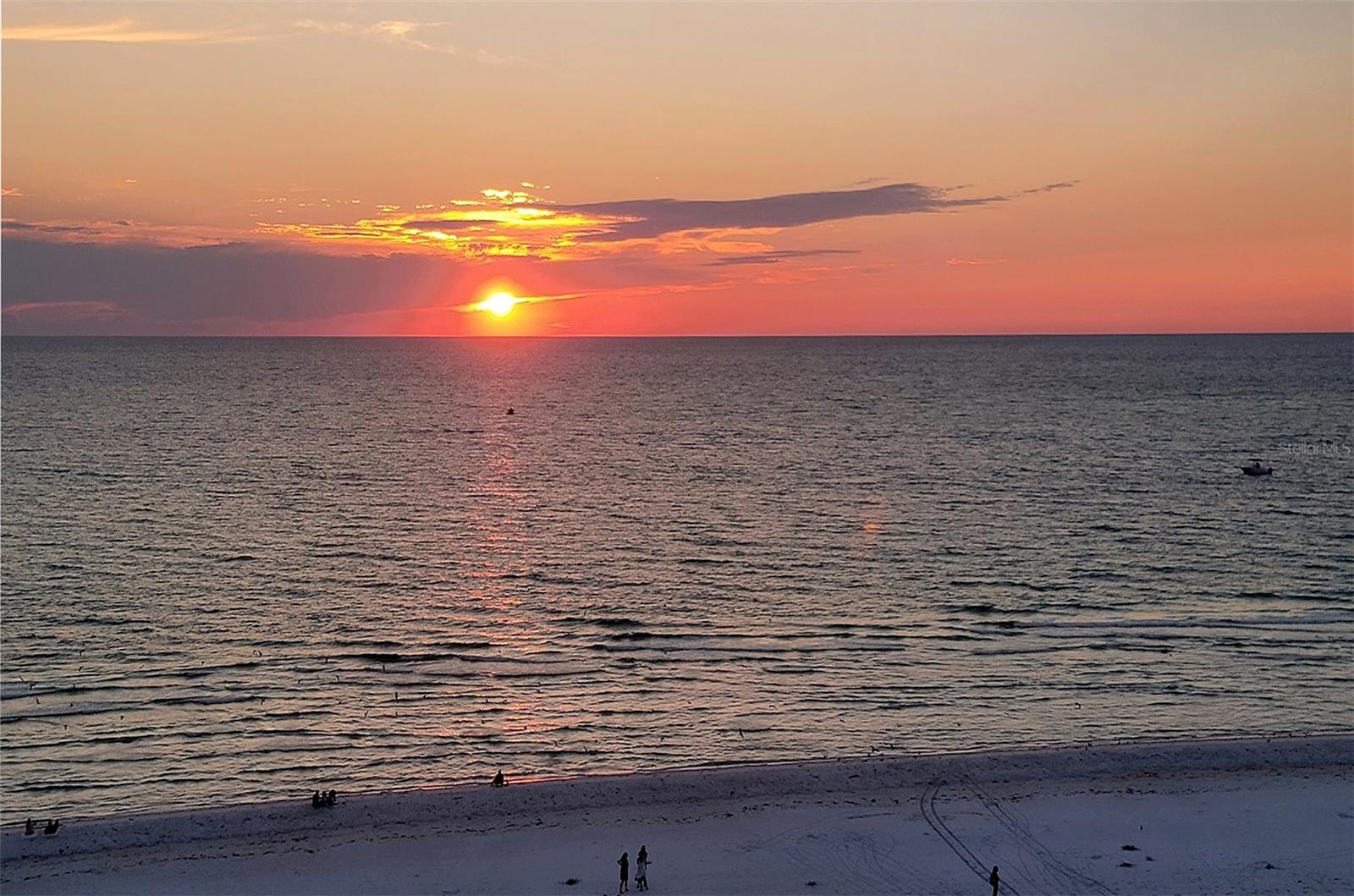 WHISPERING SANDS - Residential