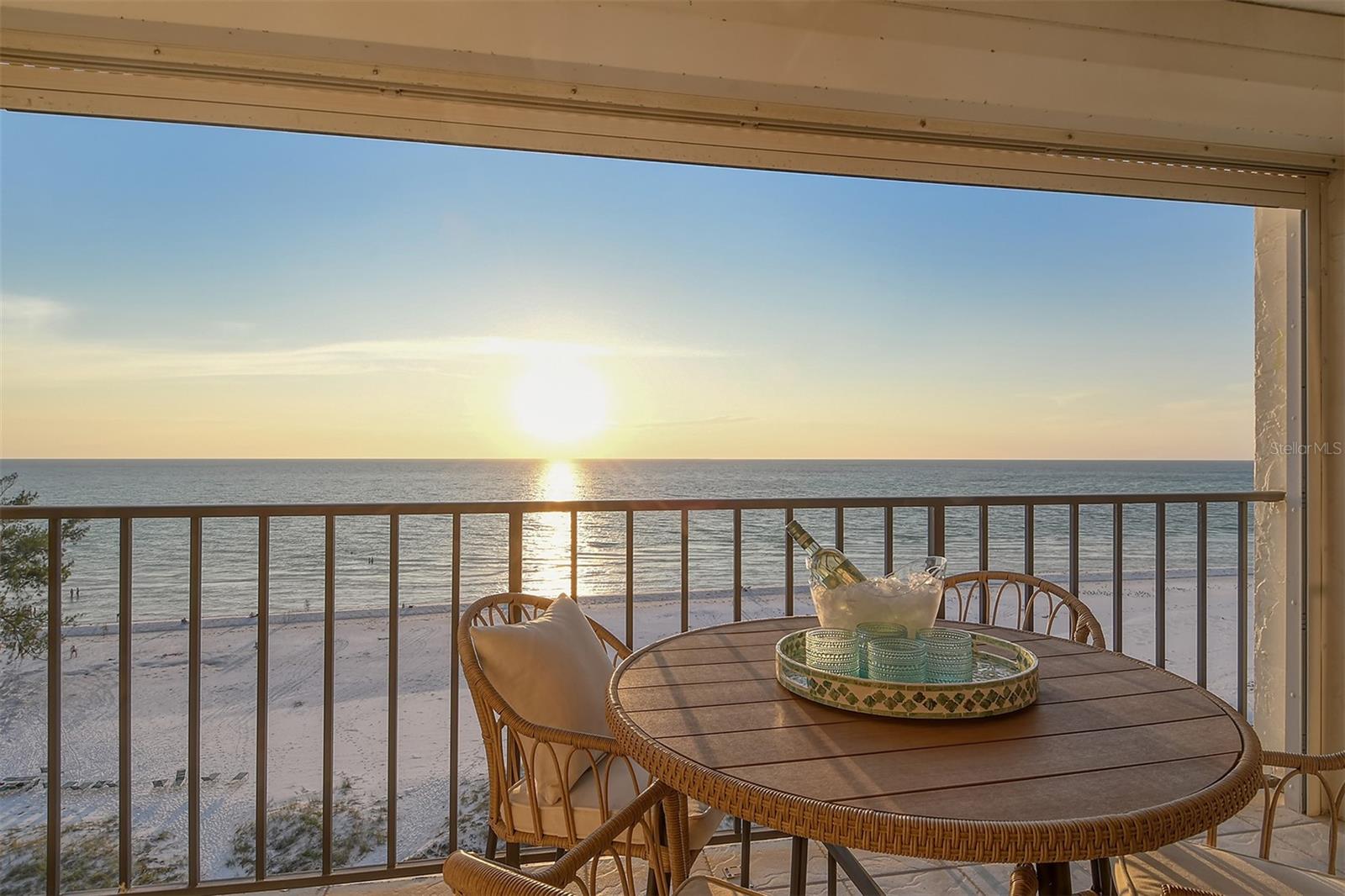 WHISPERING SANDS - Residential