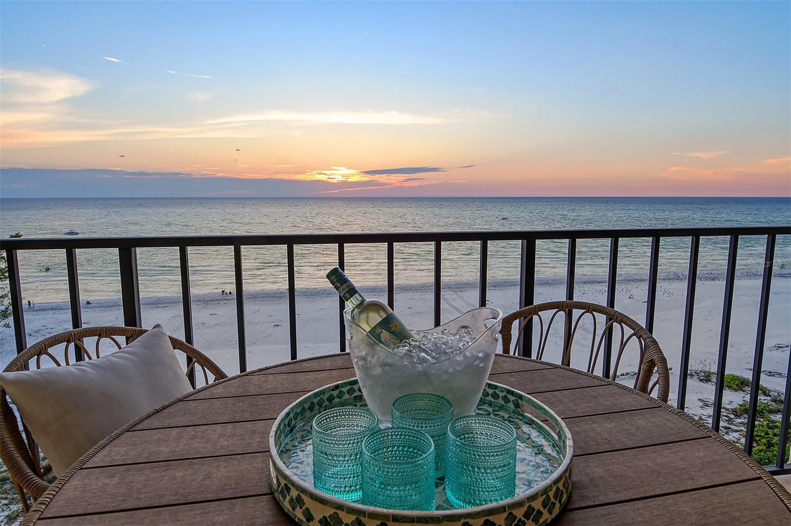 WHISPERING SANDS - Residential