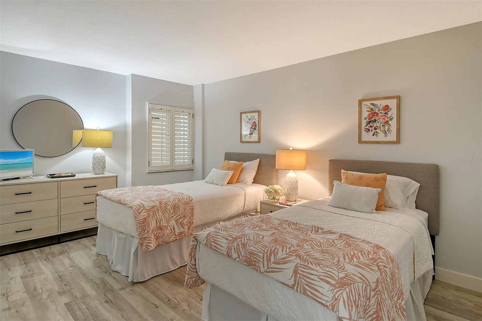 WHISPERING SANDS - Residential