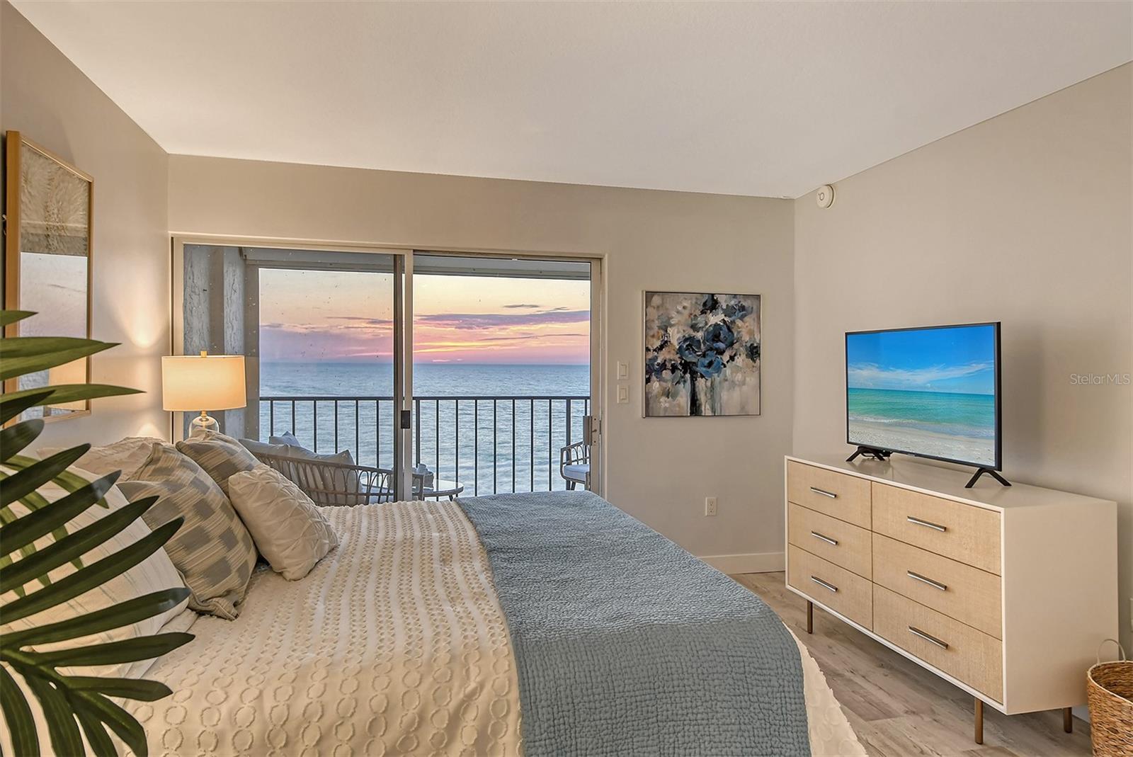 WHISPERING SANDS - Residential