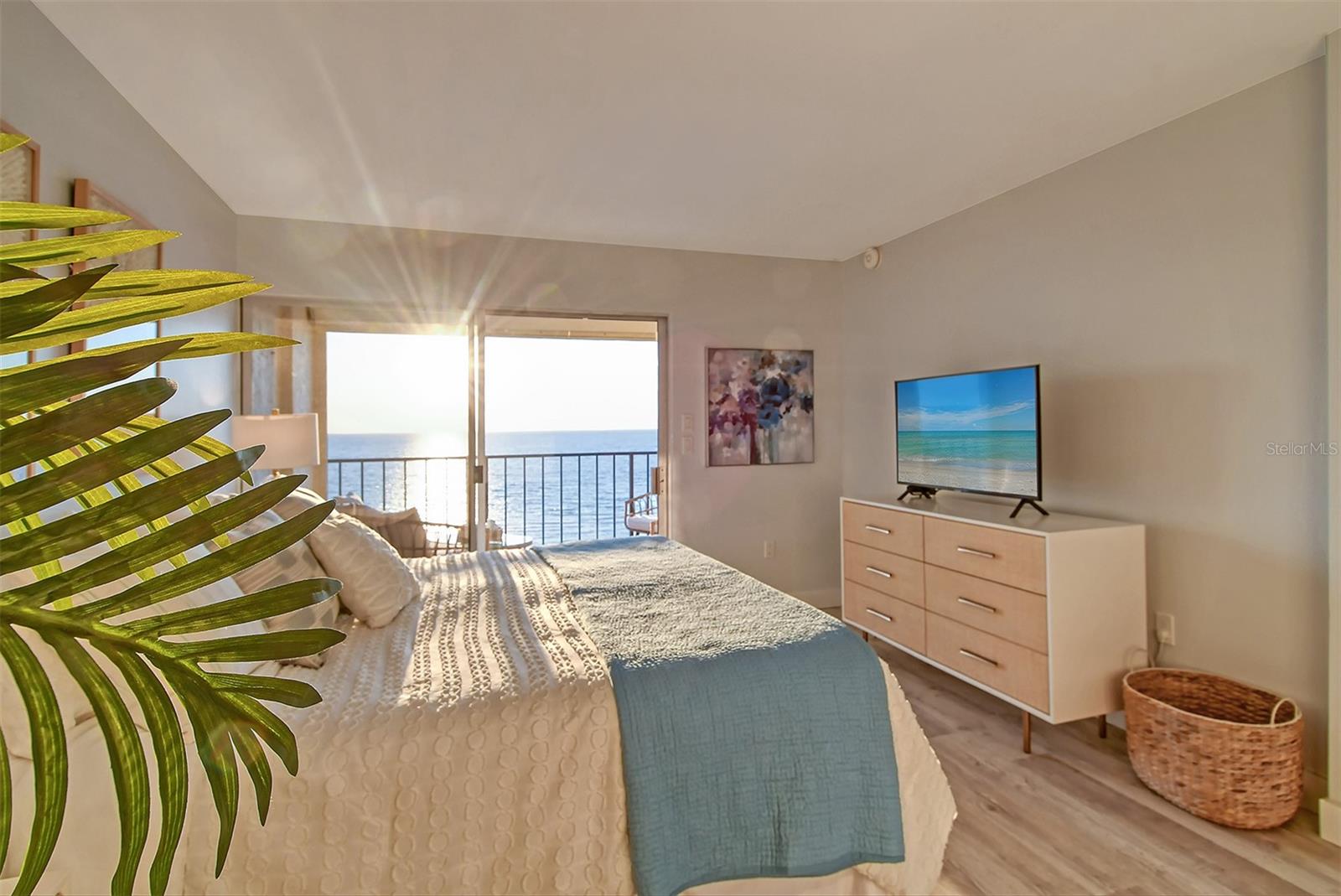 WHISPERING SANDS - Residential