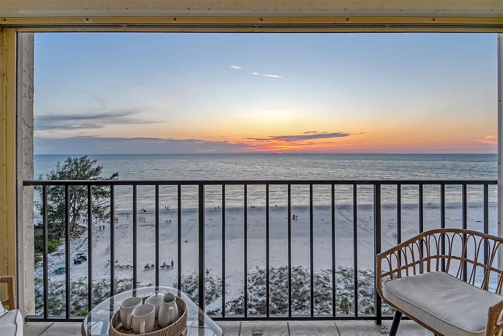 WHISPERING SANDS - Residential