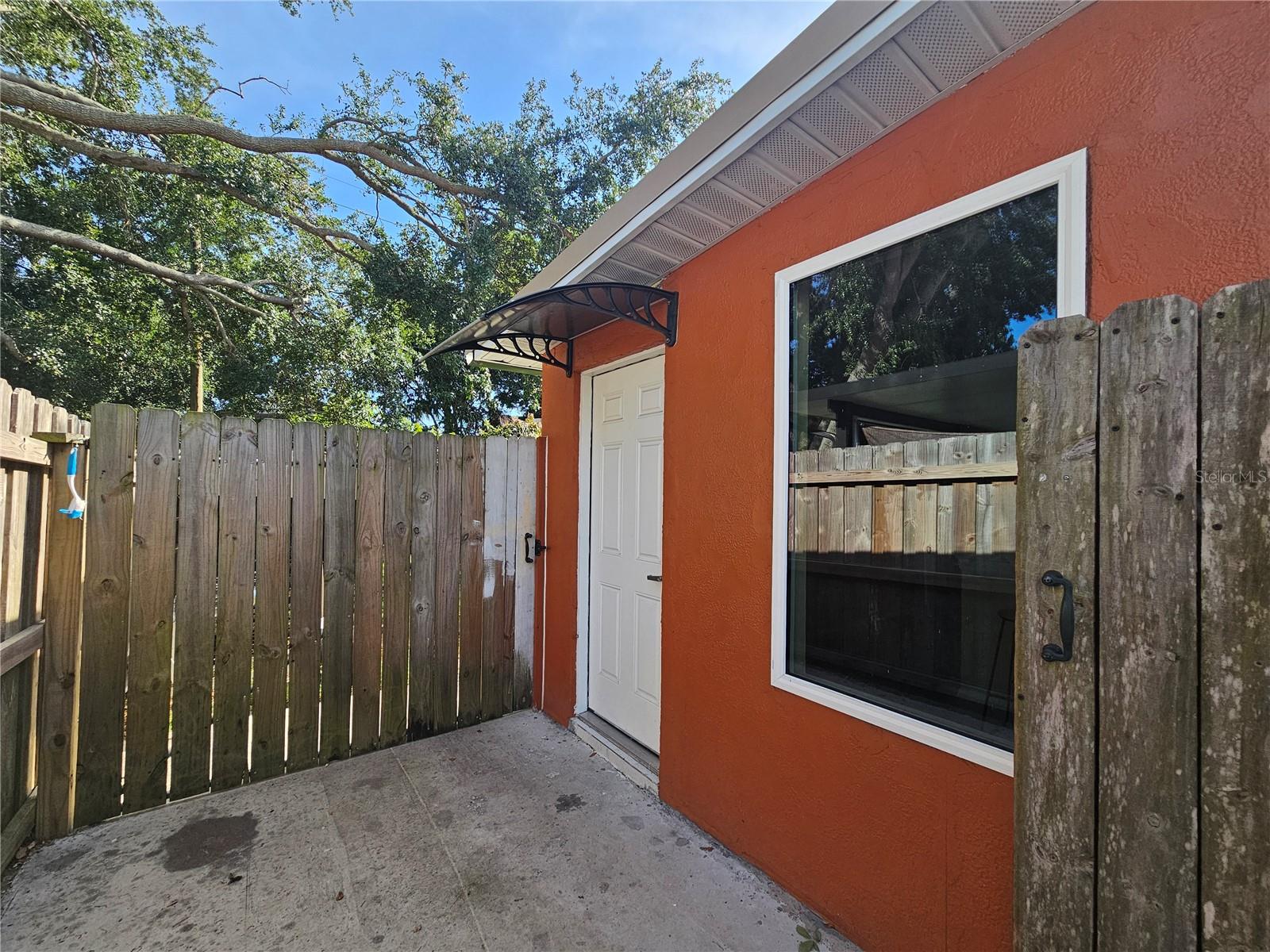 Excellent studio with water and electricity included in the price. Close to the parks and airport.