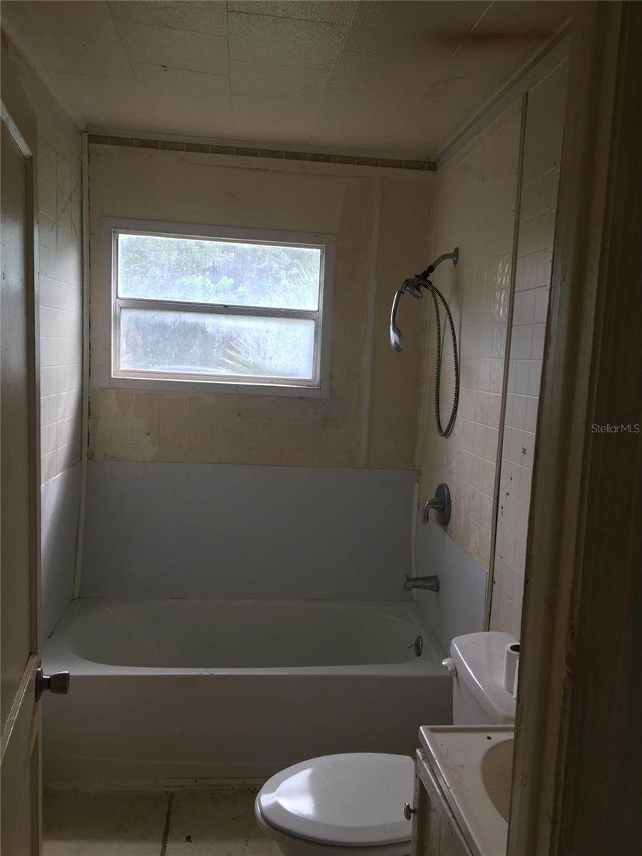 ACREAGE & UNREC - Residential Lease