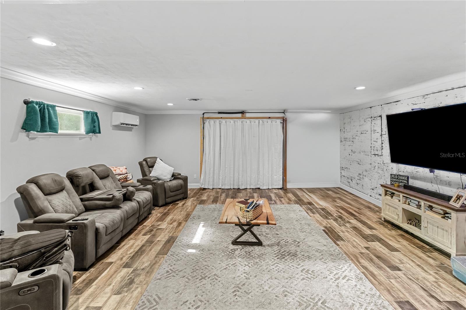 UNIVERSITY OAKS - Residential