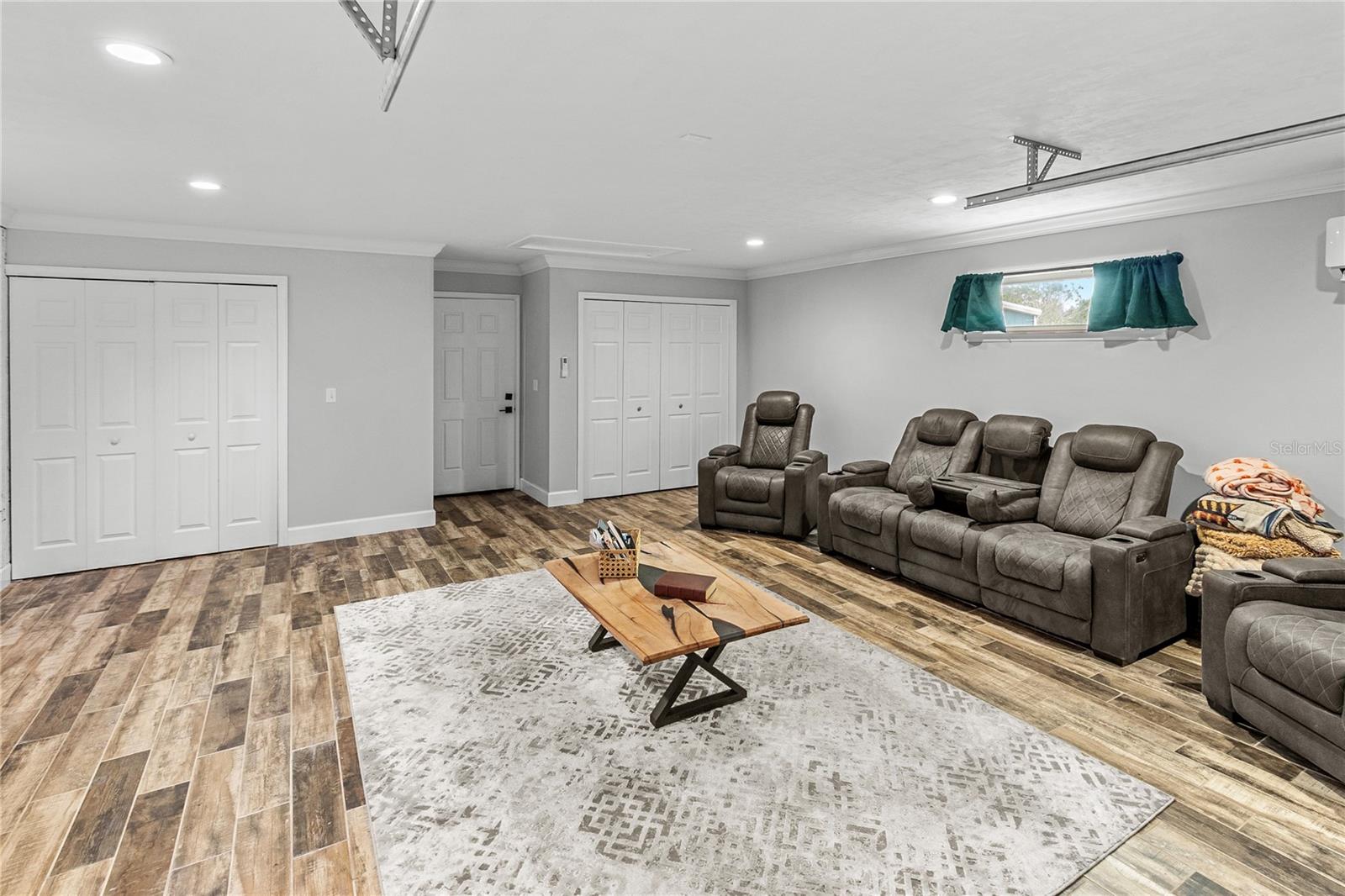 UNIVERSITY OAKS - Residential