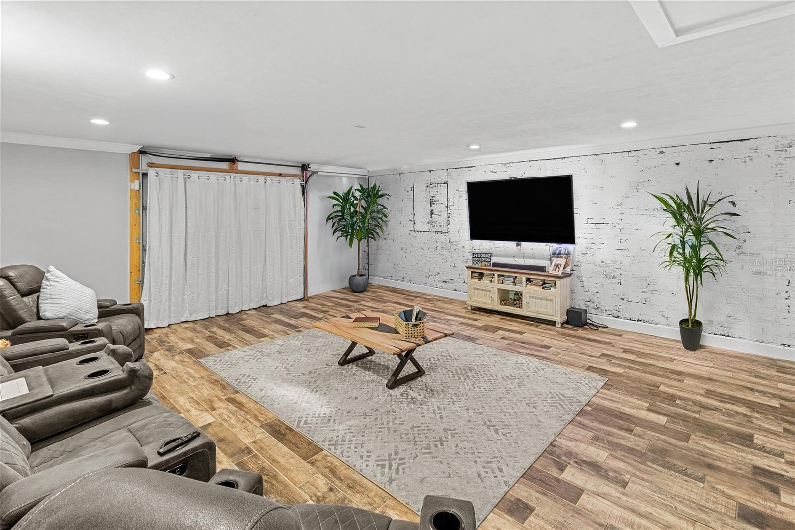 UNIVERSITY OAKS - Residential