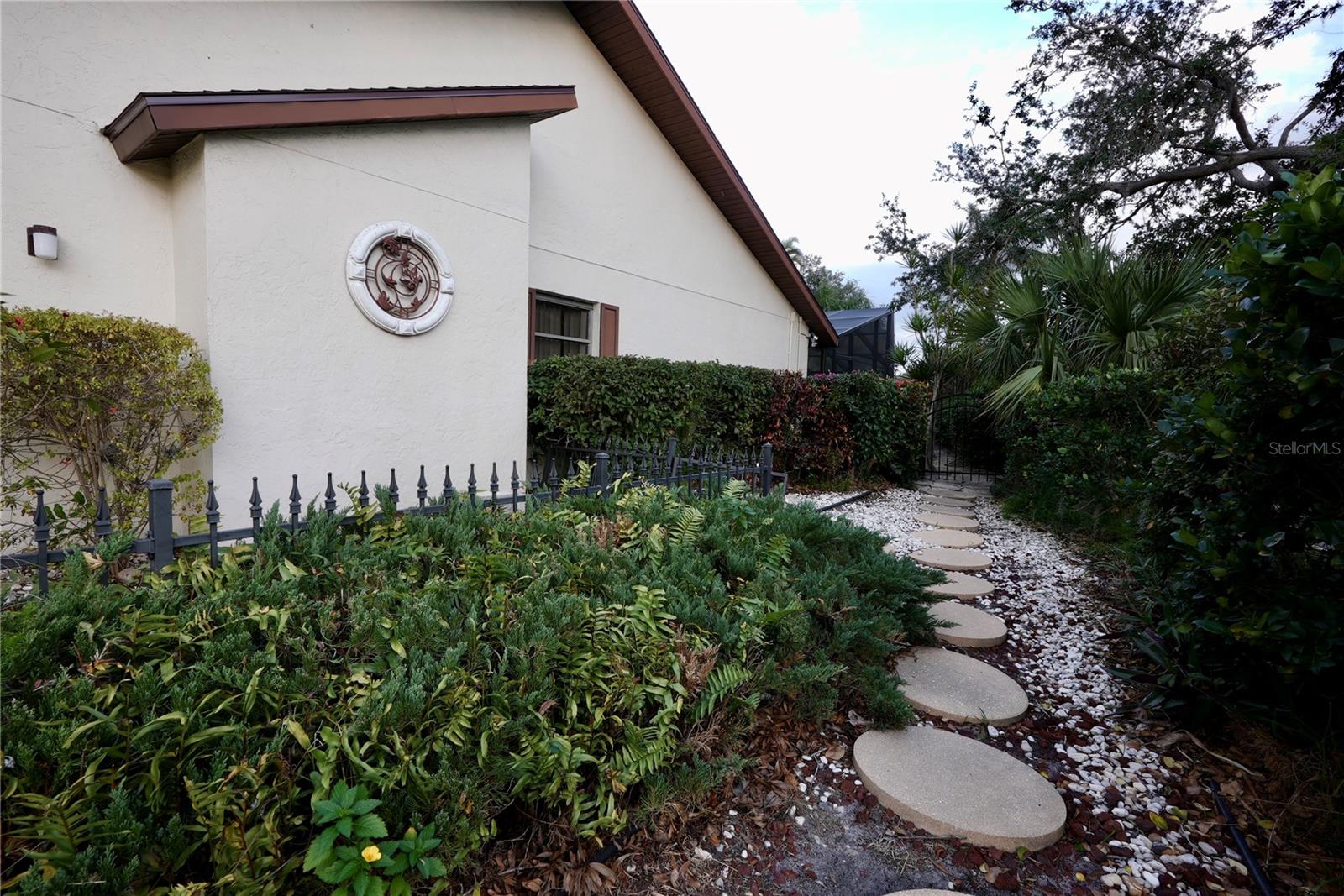 COUNTRY PLACE - Residential