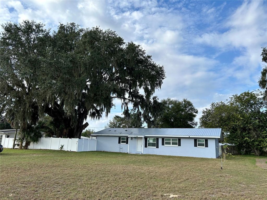 Photo of 5009 Poplar Avenue, Bowling Green, FL 33834 (MLS # L4958535)