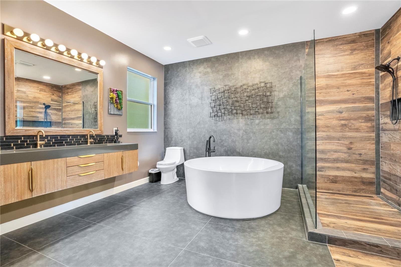 LAKESIDE PLACE - Residential