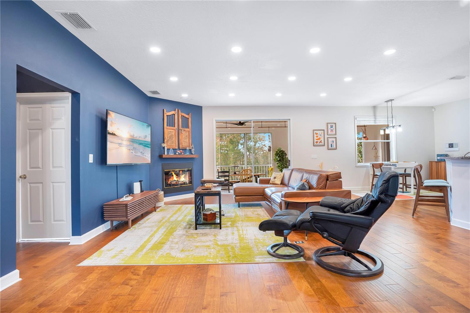 LAKESIDE PLACE - Residential