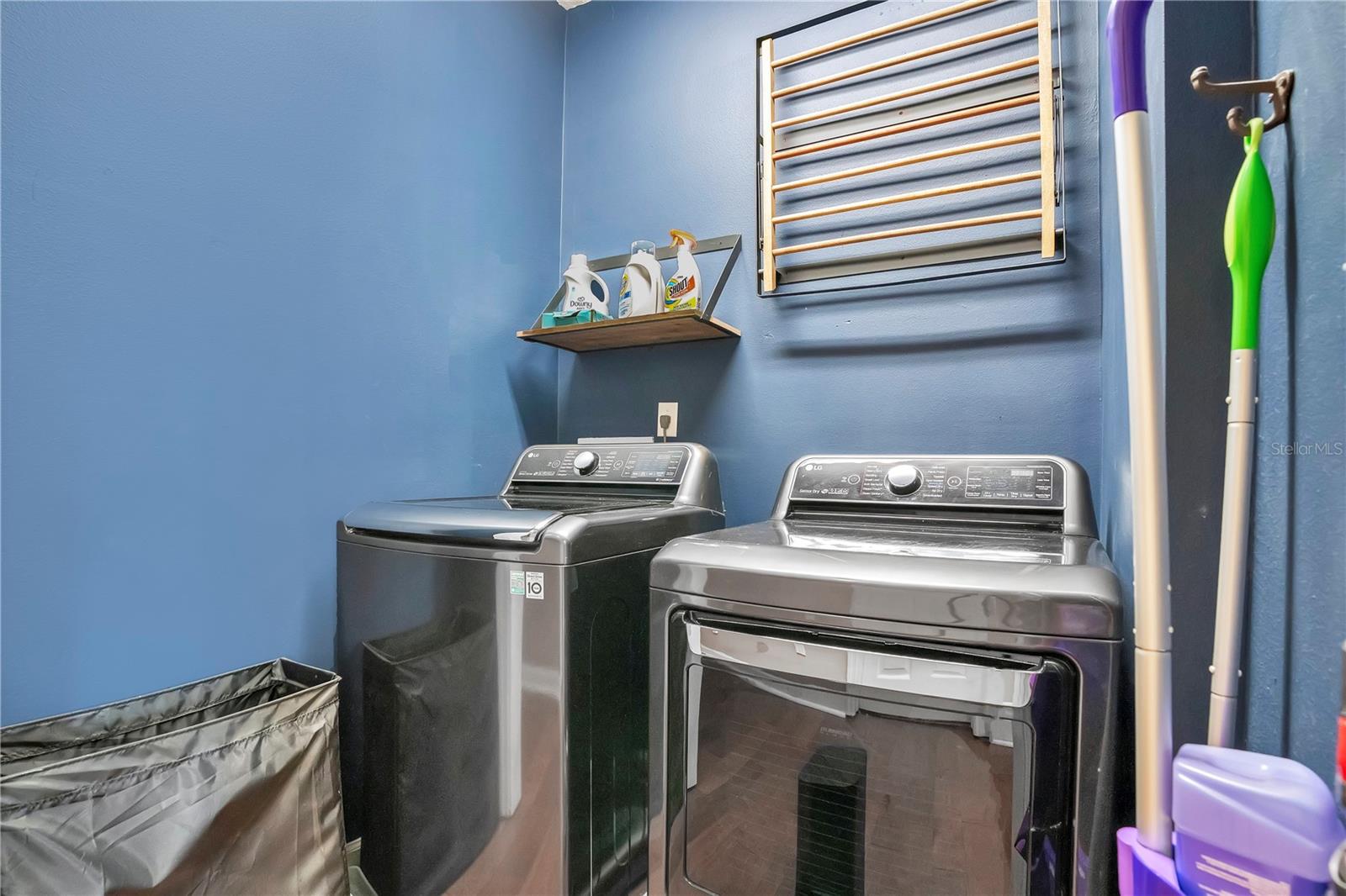 LAKESIDE PLACE - Residential