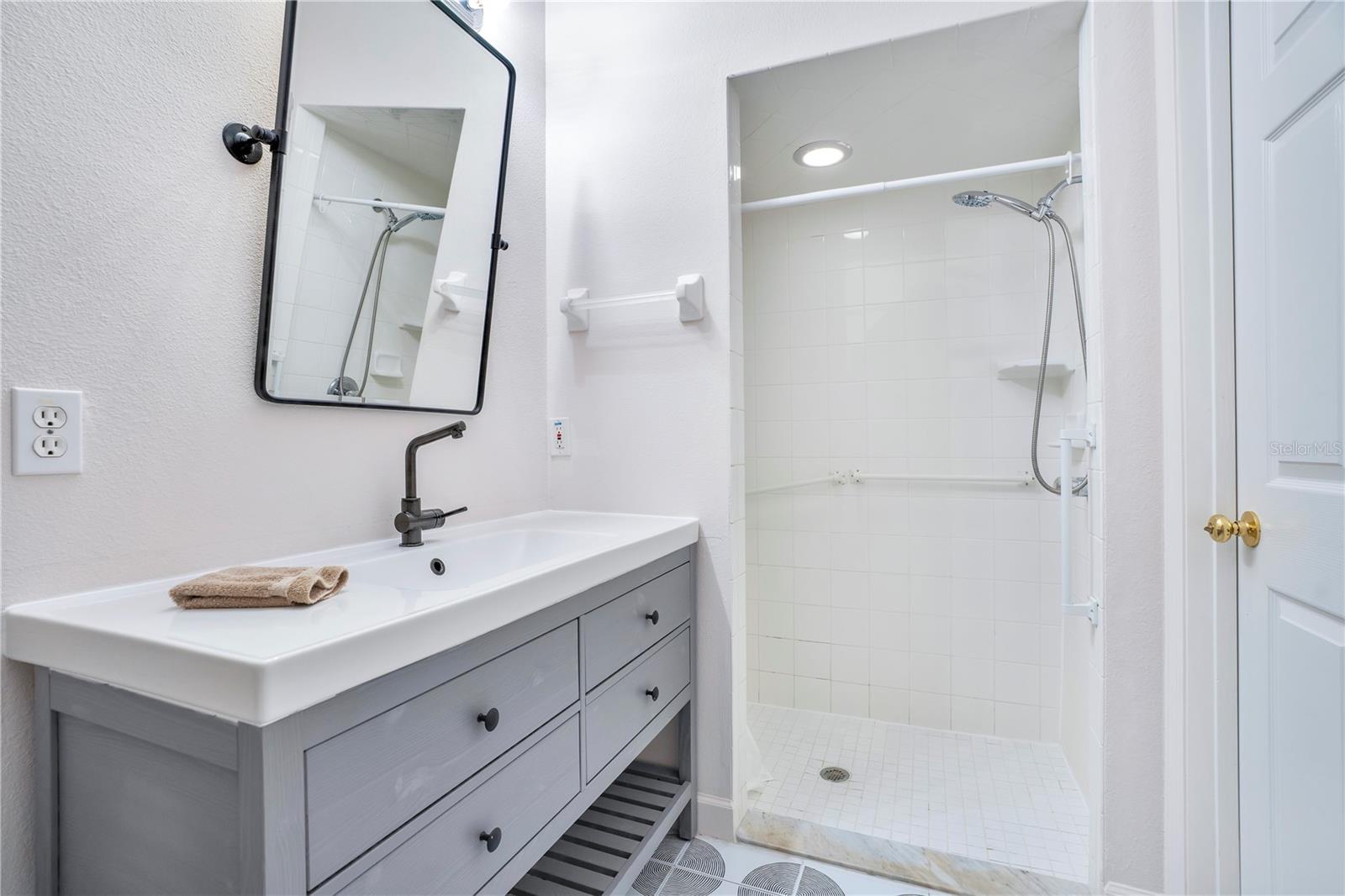 LAKESIDE PLACE - Residential