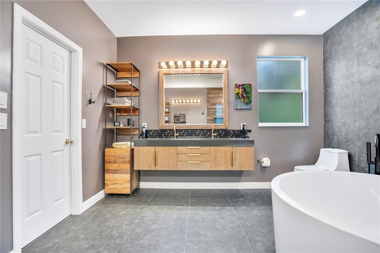 LAKESIDE PLACE - Residential