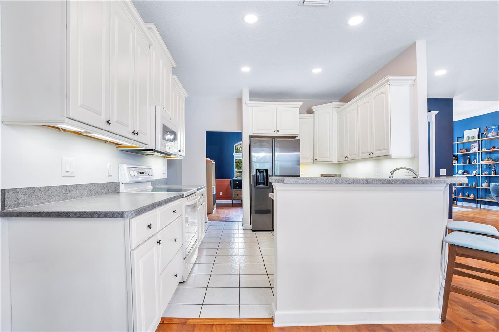 LAKESIDE PLACE - Residential