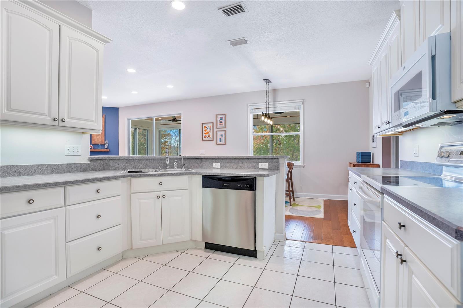 LAKESIDE PLACE - Residential