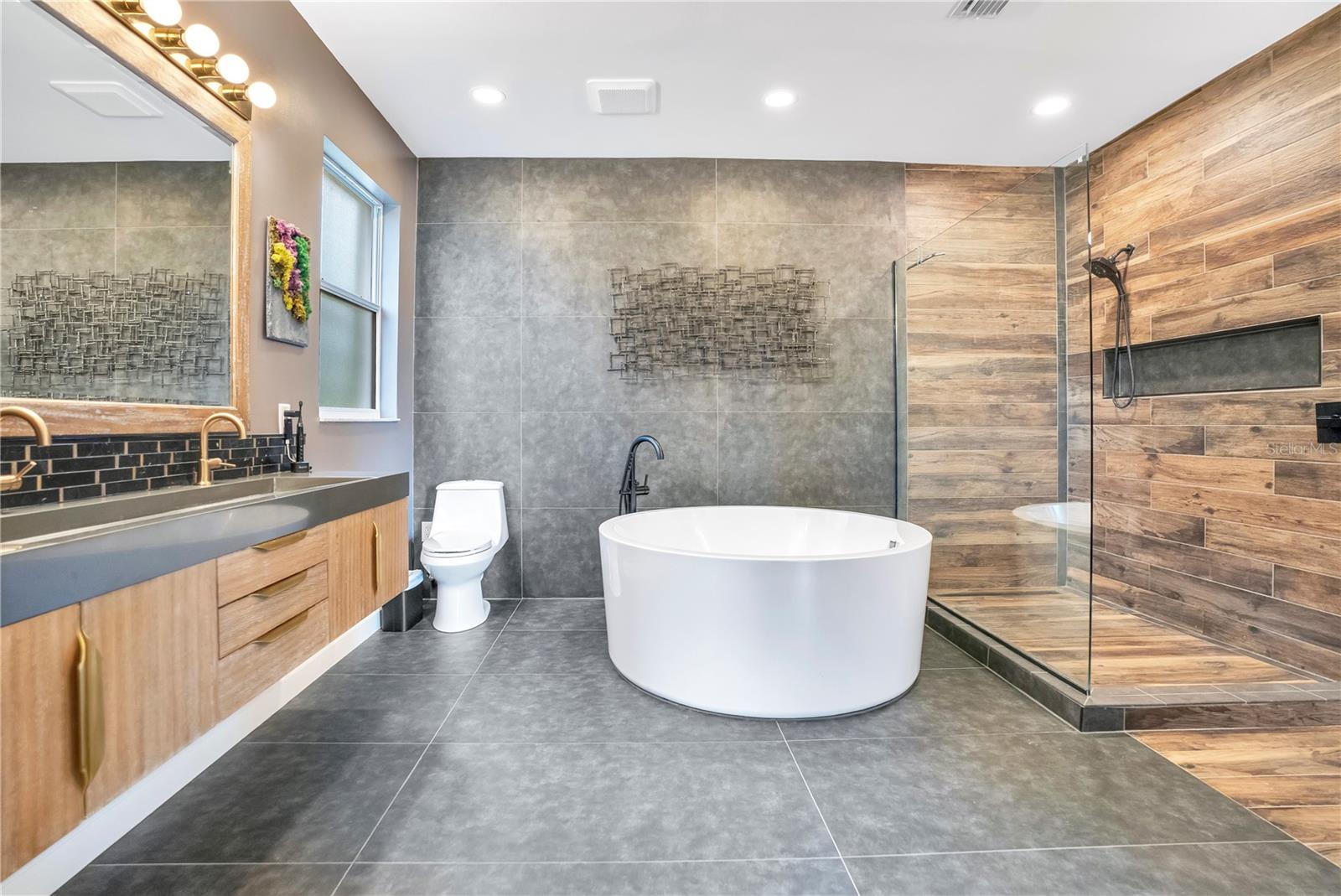 LAKESIDE PLACE - Residential