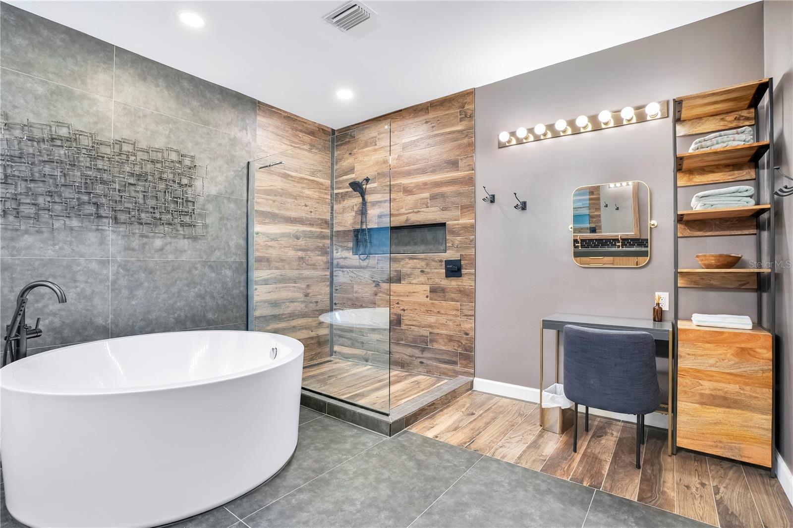 LAKESIDE PLACE - Residential