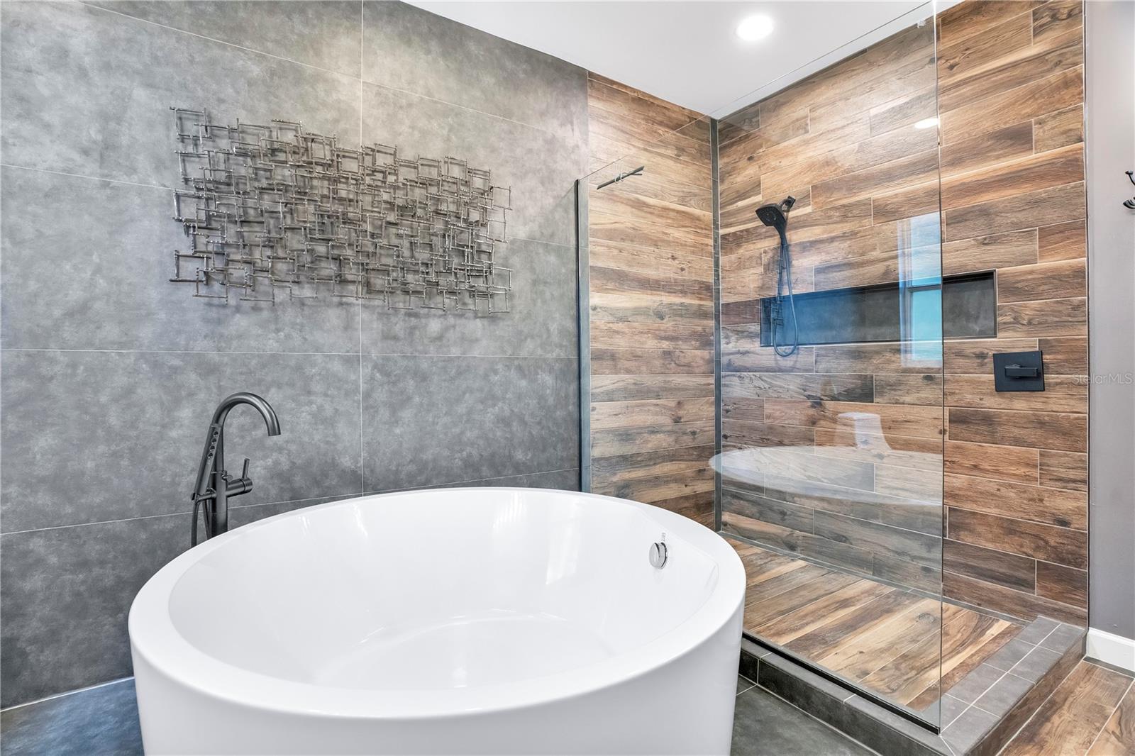 LAKESIDE PLACE - Residential