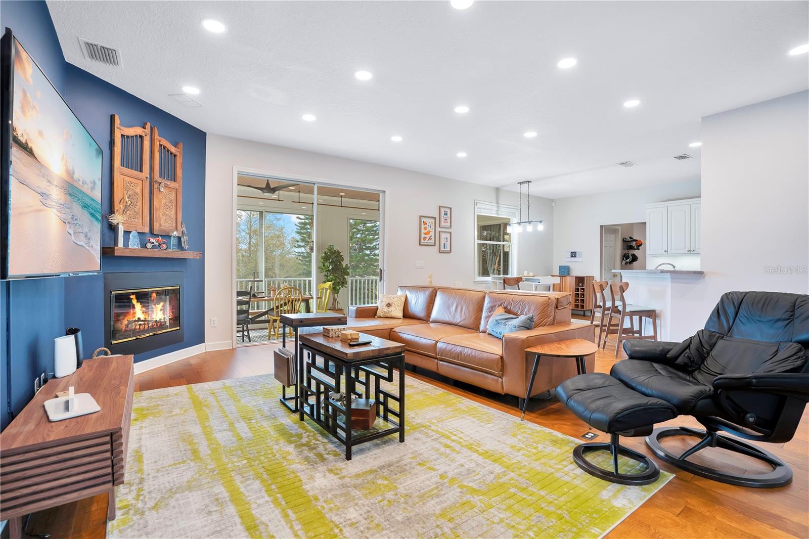 LAKESIDE PLACE - Residential