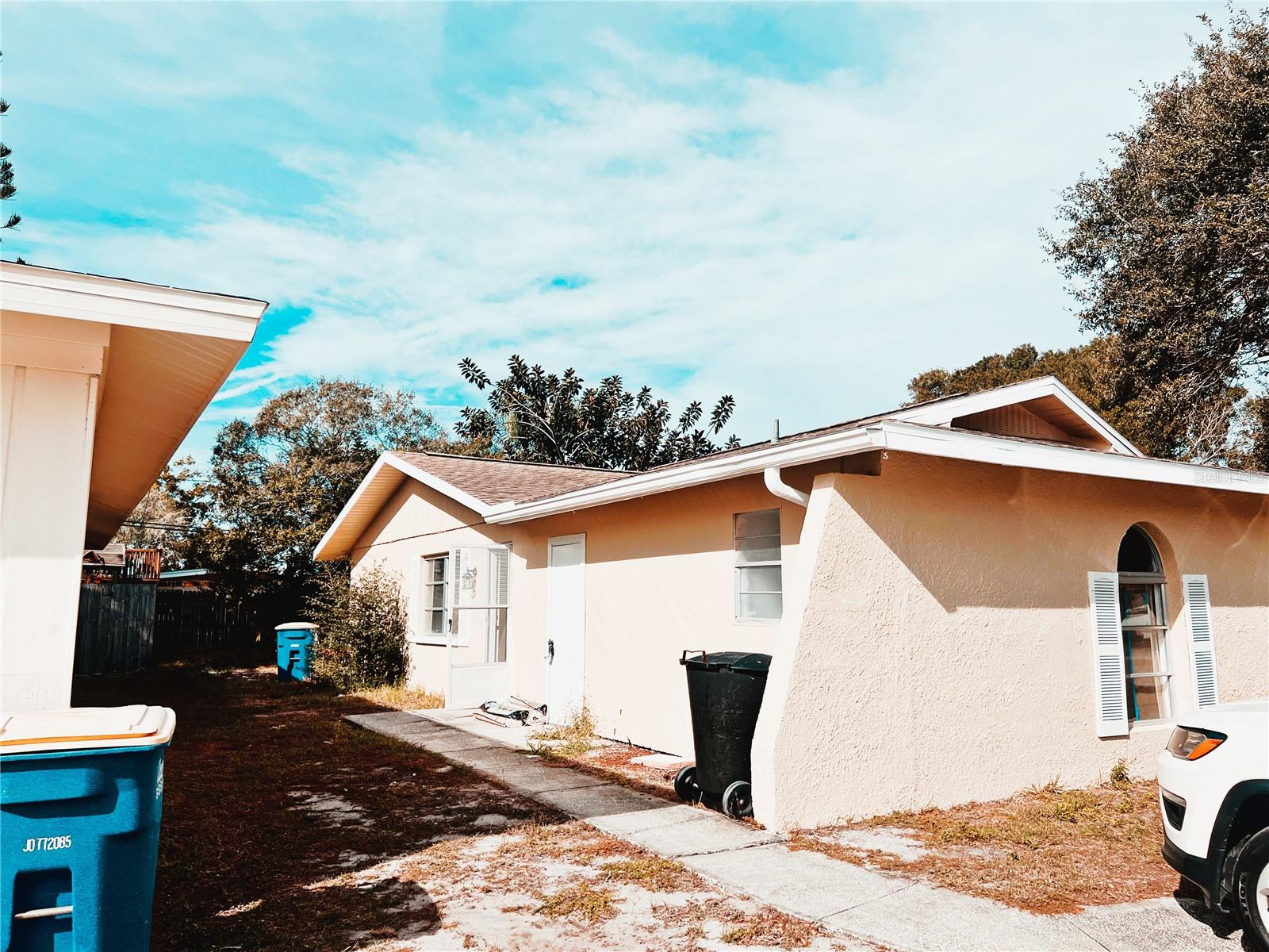 After renovation. New household appliances. The backyard is intended for a barbecue area. An excellent option for a family. Minutes from downtown Clearwater, pristine Gulf Coast beaches, restaurants, shopping and medical facilities.