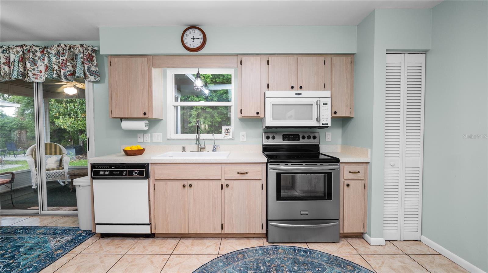 COLONNADES PH 02 - Residential