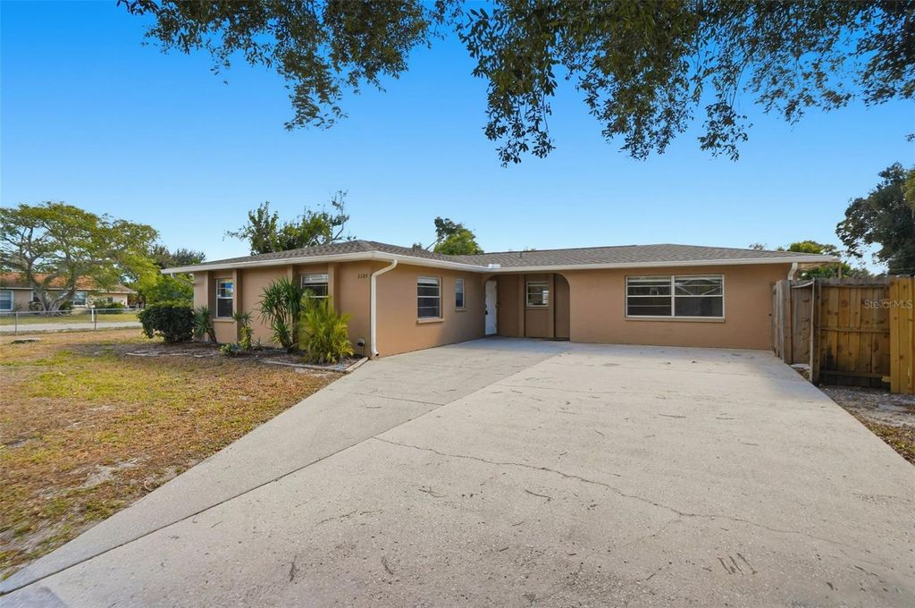 Photo of 2305 26th Avenue W, Bradenton, FL 34205 (MLS # O6365763)