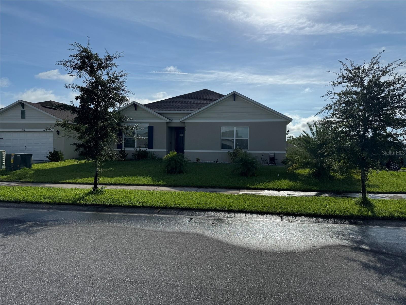 Excellent property, located in a developing area, with a prime location between Lake Nona and Saint Cloud. This corner property has been developed and offers magnificent views. No CDA fees. Very quiet, with two lakes nearby, a peaceful, impeccable, and well-organized community.