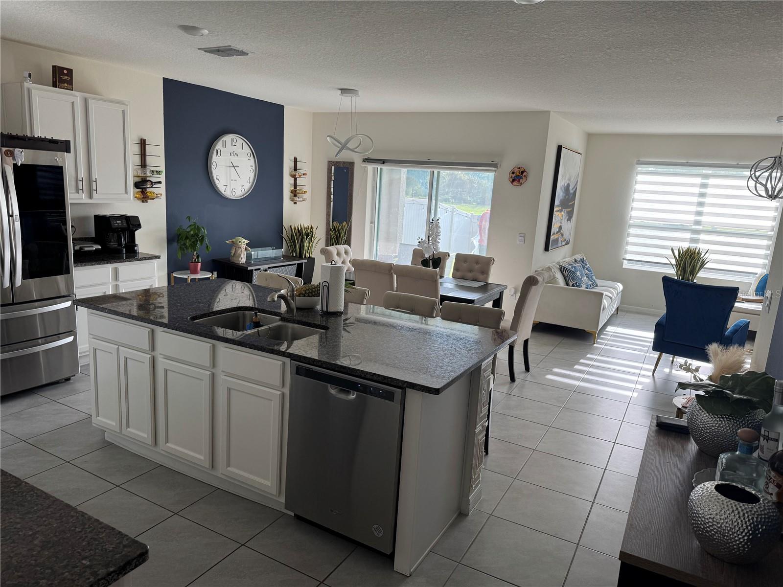 Excellent property, located in a developing area, with a prime location between Lake Nona and Saint Cloud. This corner property has been developed and offers magnificent views. No CDA fees. Very quiet, with two lakes nearby, a peaceful, impeccable, and well-organized community.