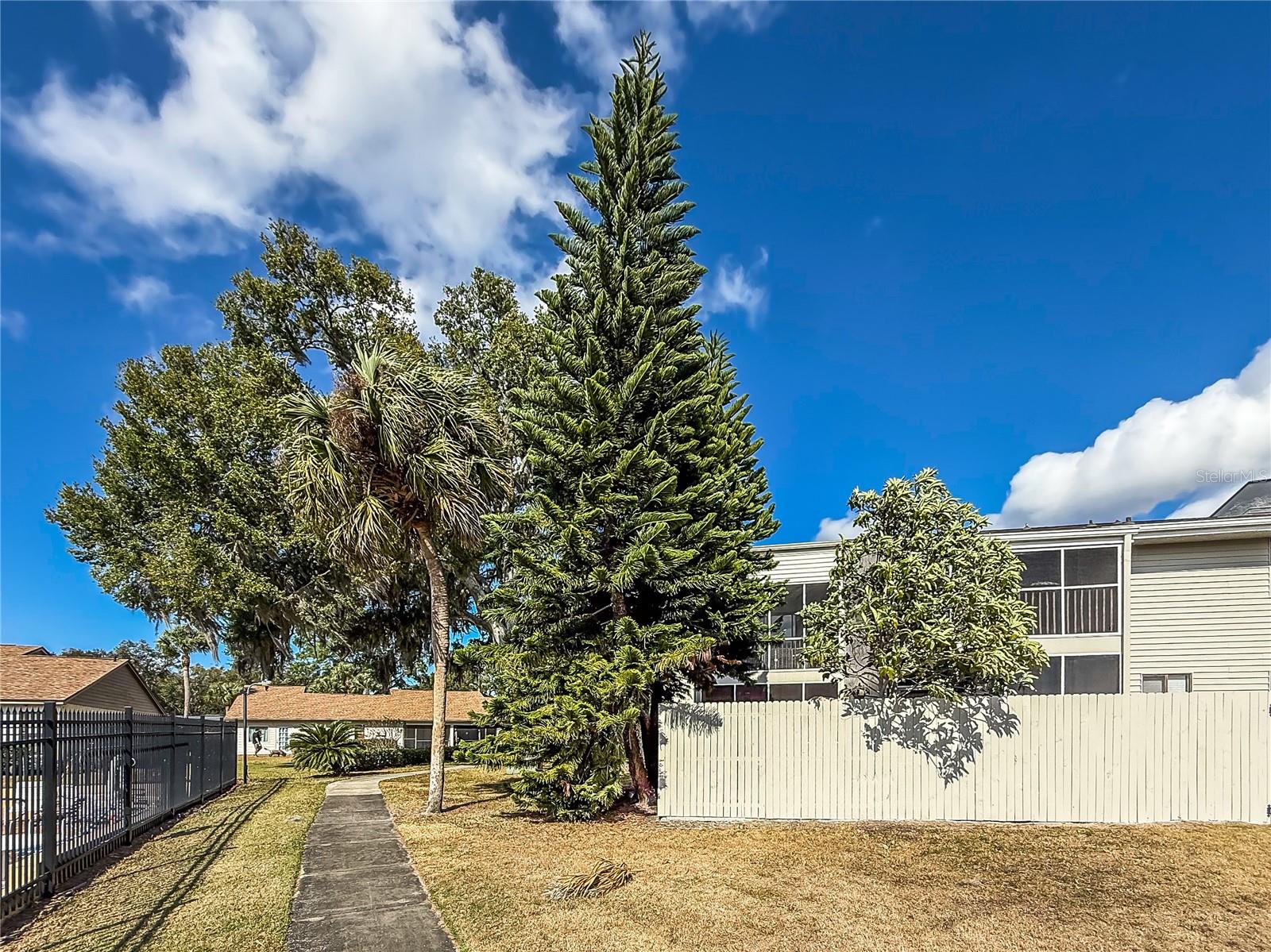 ERROL OAKS CONDO 01 - Residential